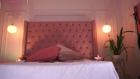 Snapshot of honeyymoonn_ chatting on 05/12/26, 07:44 Honey Moon Help me to reach 100 thumbs up online show from 05/12/26, 07:44