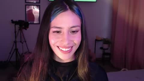 Snapshot of honeyypeaach chatting on 02/14/25, 10:25    online show from 02/14/25, 10:25