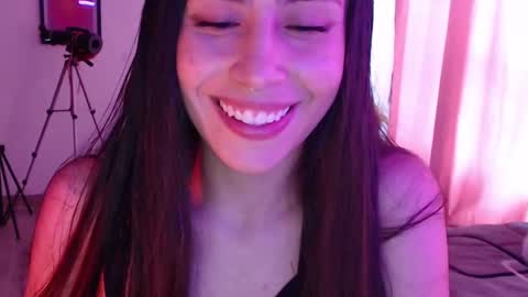 Snapshot of honeyypeaach chatting on 02/19/25, 09:36    online show from 02/19/25, 09:36