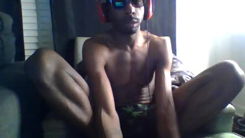 Snapshot of hoodlatelatenightshow chatting on 11/01/25, 08:27 blackhoodcouple online show from 11/01/25, 08:27