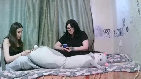 Snapshot of hoollypolly chatting on 04/27/26, 01:53 Rose and Poly online show from 04/27/26, 01:53