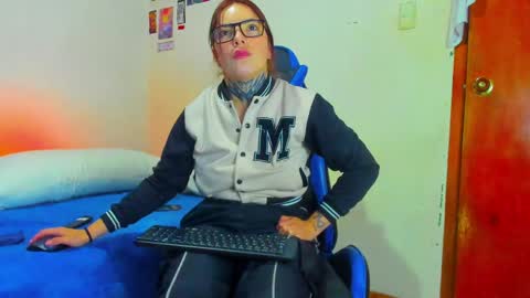 Snapshot of hoot_alicee chatting on 04/29/26, 09:21 ONLYFANS online show from 04/29/26, 09:21