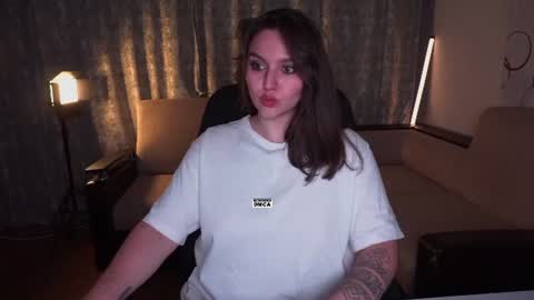 Snapshot of hoot_owl_cb chatting on 06/22/26, 03:42 Karina online show from 06/22/26, 03:42