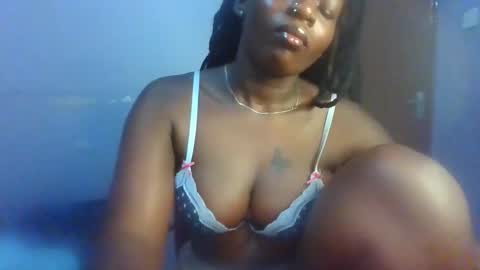 Snapshot of horny_hearts chatting on 11/29/25, 05:43 phanice online show from 11/29/25, 05:43