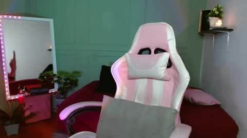 Snapshot of horny_neighbors_ chatting on 12/25/24, 08:07 onlyTiffany I broke up with frank 10 days ago online show from 12/25/24, 08:07