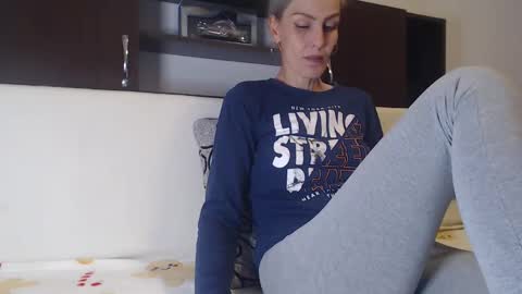 Snapshot of hornygirllx chatting on 09/26/25, 06:23 AshlineKatte online show from 09/26/25, 06:23