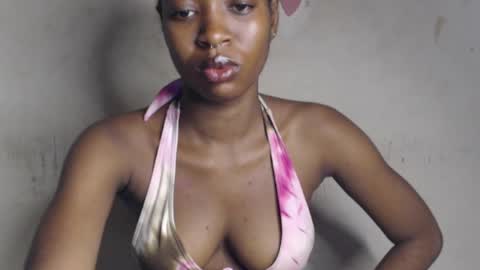 Snapshot of hornyslut_xx chatting on 04/26/26, 09:18 Bella online show from 04/26/26, 09:18