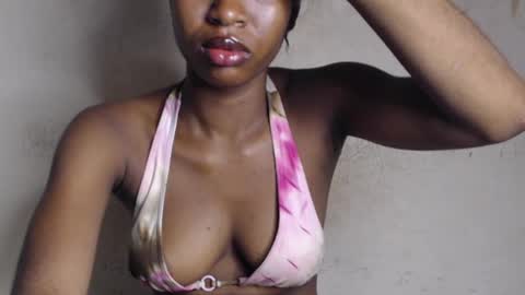 Snapshot of hornyslut_xx chatting on 05/01/26, 07:35 Bella online show from 05/01/26, 07:35