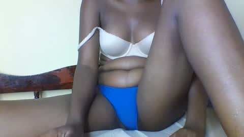 Snapshot of hornyy_cutie chatting on 11/28/25, 01:03 Its Cora online show from 11/28/25, 01:03