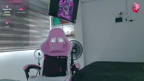 Snapshot of hot_beauty__ chatting on 05/19/26, 08:26 VALENTINA online show from 05/19/26, 08:26