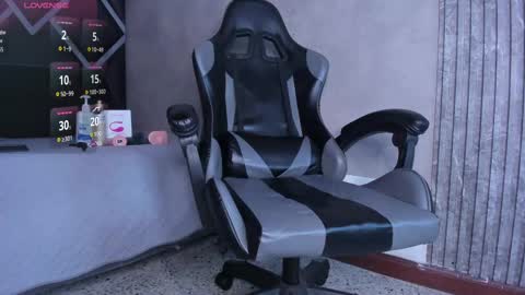 Snapshot of hot_boy_04 chatting on 10/03/25, 02:03 hot boy 04 online show from 10/03/25, 02:03