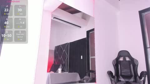 Snapshot of hot_boy_04 chatting on 10/22/25, 01:55 hot boy 04 online show from 10/22/25, 01:55