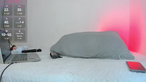 Snapshot of hot_boy_04 chatting on 12/04/25, 02:43 hot boy 04 online show from 12/04/25, 02:43