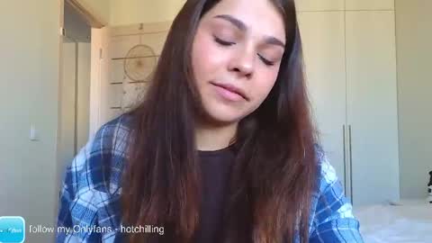 Snapshot of hot_chill__ chatting on 03/30/26, 02:40 LiluCaroline online show from 03/30/26, 02:40