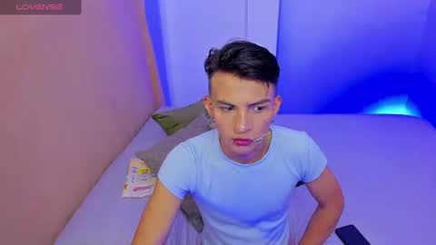 Snapshot of hot_latin_temptation chatting on 04/09/26, 02:44 Alejandro online show from 04/09/26, 02:44