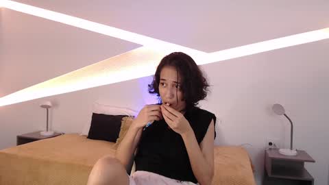 Snapshot of hot_little_bunny chatting on 12/21/24, 09:15 Alana online show from 12/21/24, 09:15