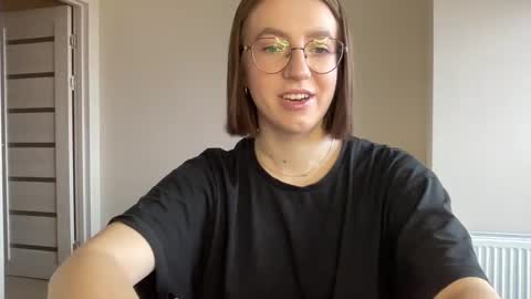 Snapshot of hot_lliinns chatting on 12/17/24, 08:56 Lina online show from 12/17/24, 08:56