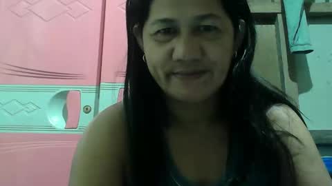 Snapshot of hot_mama09 chatting on 10/16/25, 08:43 hotmama online show from 10/16/25, 08:43