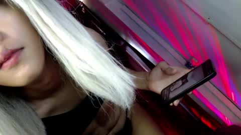 Snapshot of hot_moma69 chatting on 04/14/26, 11:00 hot_moma69 online show from 04/14/26, 11:00