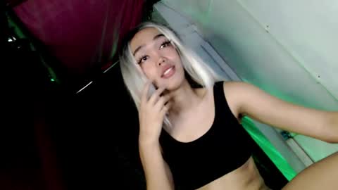 Snapshot of hot_moma69 chatting on 04/23/26, 01:02 hot_moma69 online show from 04/23/26, 01:02