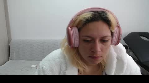 Mia online show from 03/10/25, 04:03