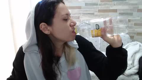 Mia online show from 10/10/25, 12:37