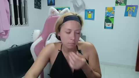 Snapshot of hot_mommymia chatting on 03/18/26, 11:19 Mia online show from 03/18/26, 11:19