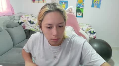 Snapshot of hot_mommymia chatting on 04/20/26, 01:03 Mia online show from 04/20/26, 01:03