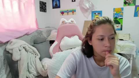 Snapshot of hot_mommymia chatting on 05/05/26, 04:15 Mia online show from 05/05/26, 04:15