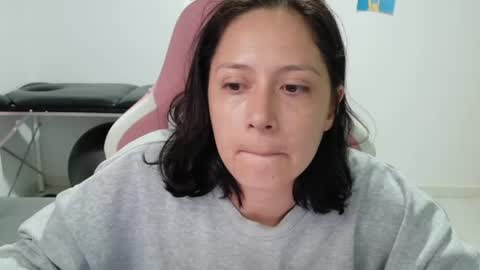 Snapshot of hot_mommymia chatting on 07/08/26, 12:37 Mia online show from 07/08/26, 12:37