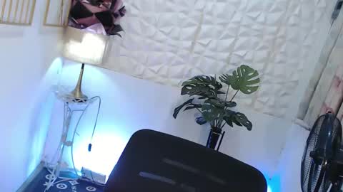 Snapshot of hot_petit69 chatting on 11/14/25, 06:17 hot_petit69 online show from 11/14/25, 06:17