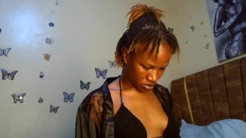 Snapshot of hot_petite100 chatting on 06/19/26, 07:45 hot petite100 online show from 06/19/26, 07:45