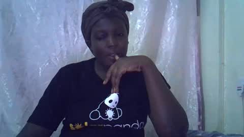 Snapshot of hot_raylah chatting on 05/17/26, 05:31 RAYLAH online show from 05/17/26, 05:31