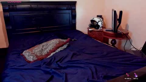 Snapshot of hotcountryboy94 chatting on 12/14/25, 01:22 Yikes online show from 12/14/25, 01:22