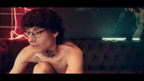 Snapshot of hotdogswaitingaports chatting on 04/19/26, 06:10 Archi Stewart online show from 04/19/26, 06:10