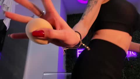 hotfallingdevil online show from 02/02/26, 05:39