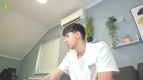 Snapshot of hotflirtyfella chatting on 09/18/25, 11:12 QUENTIN online show from 09/18/25, 11:12