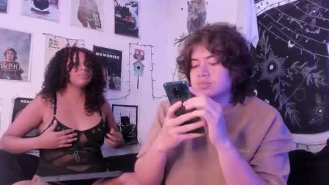 Snapshot of hothoneychile chatting on 09/17/25, 02:30 Sam and Nico online show from 09/17/25, 02:30