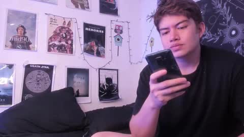 Snapshot of hothoneychile chatting on 10/28/25, 02:42 Sam and Nico online show from 10/28/25, 02:42