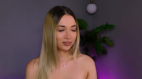 Snapshot of hotjessxx chatting on 04/23/26, 04:24 Maria online show from 04/23/26, 04:24