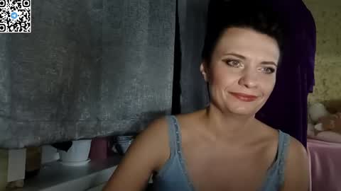 Snapshot of hotmamaqueen234 chatting on 04/16/26, 09:39 hotmamaqueen234 online show from 04/16/26, 09:39