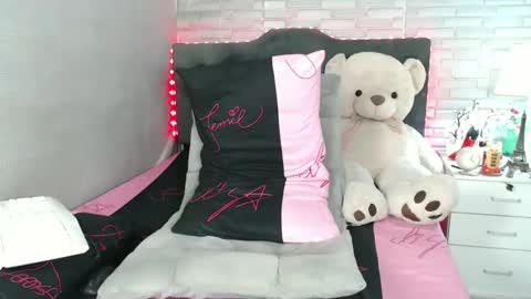 Snapshot of hotmaniacts chatting on 12/16/24, 06:05 HotTrannyCock online show from 12/16/24, 06:05