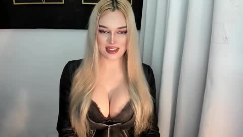 Snapshot of hotstellacumxxx chatting on 10/24/25, 01:24 STELLA online show from 10/24/25, 01:24