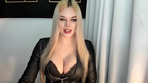 Snapshot of hotstellacumxxx chatting on 10/25/25, 05:15 STELLA online show from 10/25/25, 05:15