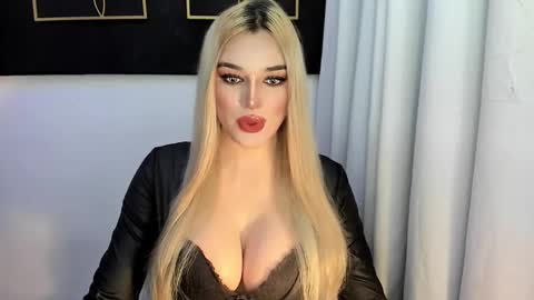 Snapshot of hotstellacumxxx chatting on 11/15/25, 11:40 STELLA online show from 11/15/25, 11:40