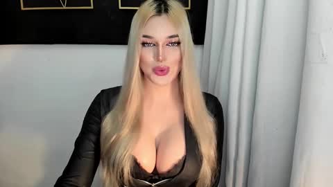 Snapshot of hotstellacumxxx chatting on 11/17/25, 06:30 STELLA online show from 11/17/25, 06:30