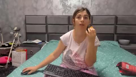 Snapshot of hottalicia2 chatting on 12/08/24, 12:18 hottalicia2 online show from 12/08/24, 12:18