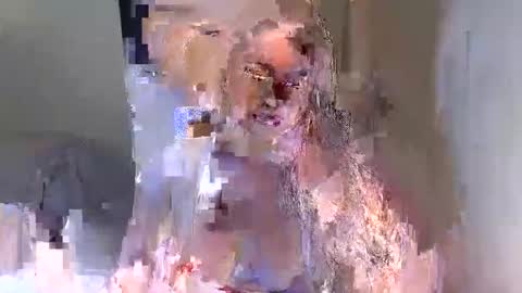 Snapshot of hottie_xoxo chatting on 11/16/25, 10:15 Meryl online show from 11/16/25, 10:15