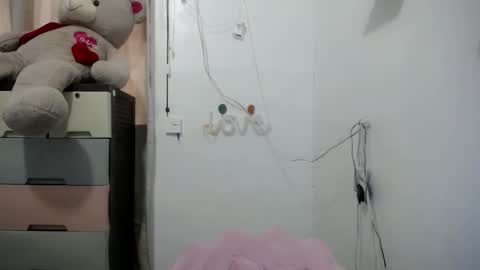 Snapshot of hottiescummerx chatting on 12/11/24, 07:31 N I C A online show from 12/11/24, 07:31