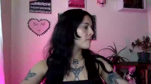 Snapshot of hottietat4u chatting on 11/11/25, 06:41 Tat online show from 11/11/25, 06:41